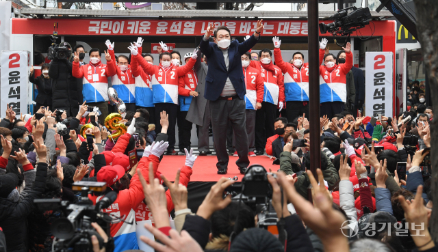 국민의힘 윤석열 대선 후보가 윤석열 26일 오후 인천 부평구 부평 문화의거리 집중유세에서 지지를 호소하고 있다. 장용준기자