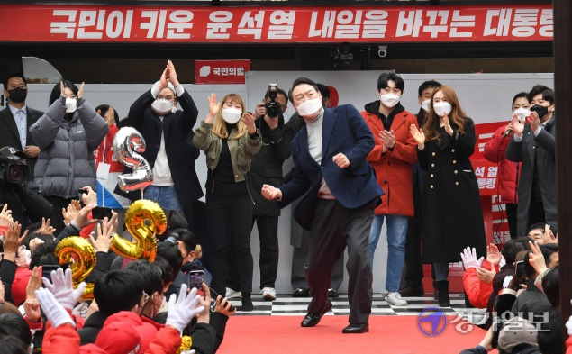 윤석열 국민의힘 대선후보가 26일 오후 인천 부평문화의거리에서 열린 집중유세에서 어퍼컷 세리모니를 선보이며 승리를 다짐하고 있다. 장용준기자