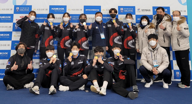 제103회 전국동계체육대회 컬링 남녀 고등부에서 동반 우승을 차지한 의정부고와 송현고 선수들이 최종길 경기도컬링연맹 회장(뒷줄 가운데)을 비롯한 체육회 관계자들과 기념촬영을 하고 있다.경기도체육회 제공