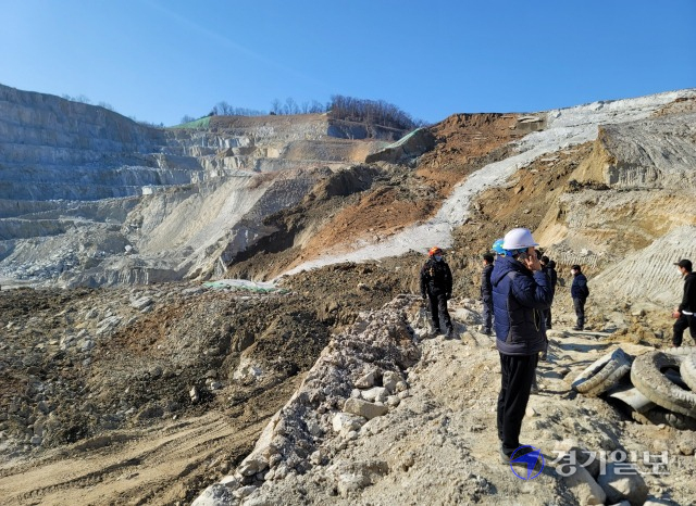 삼표산업 양주채석장 붕괴사고로 골재생산이 중단되면서 건설성수기를 앞두고 골재대란이 우려된다. 사진은 지난달 29일 붕괴사고가 발생한 삼표산업 양주사업소 채석장 현장. 이종현기자