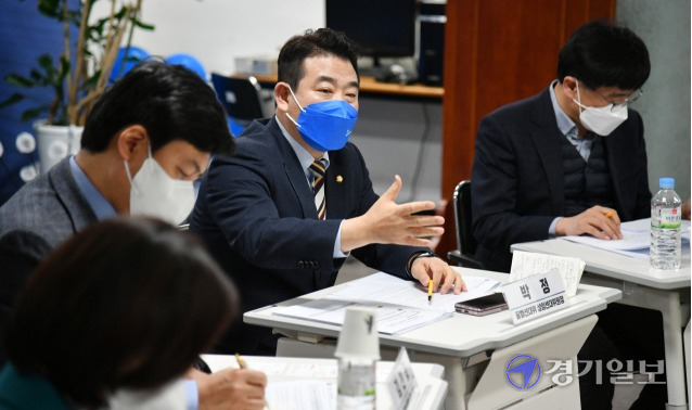 지난 14일 더불어민주당 경기도당에서 열린 대선·지선 기자간담회에서 박정 꿀벌선대위 상임선대위원장이 발언하고 있다.김시범기자