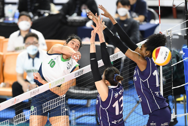 2021-2022시즌 여자 프로배구 1,2위를 달리고 있는 수원 현대건설과 김천 한국도로공사가 3.1절에 시즌 마지막 대결을 펼친다. 사진은 5라운드 경기 모습.KOVO 제공