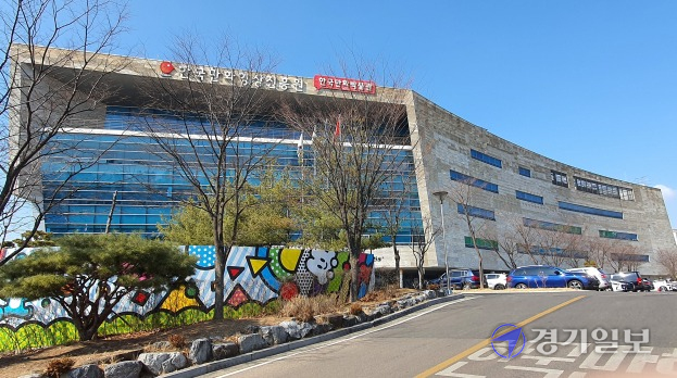 한국만화영상진흥원 직원이 용역업체 선정과정서 입찰제안서 일부 내용을 임의 삭제한 사실이 뒤늦게 밝혀졌다. 사진은 한국만화영상진흥원 전경. 김종구기자