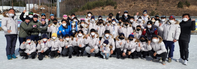제103회 전국 동계체육대회 바이애슬론서 값진 준우승을 차지한 경기도선수단이 종목 2위 트로피를 들고 기념촬영을 하고 있다.경기도바이애슬론연맹 제공
