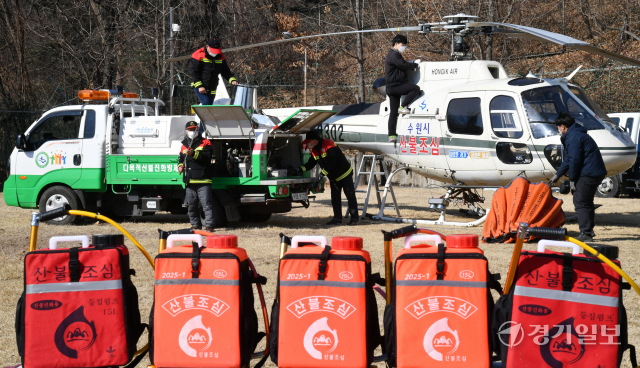 전국 곳곳에서 산불이 발생하고 있는 가운데 24일 오후 수원특례시 장안구 산불진화헬기 임시계류장에서 산불감시원들이 산불 진화장비를 점검하고 있다. 김시범기자