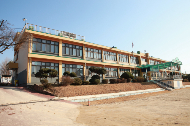 평택시 고덕면 두릉리 옛 종덕초등학교 교사를 존치해야 한다는 목소리가 높아지고 있다. 사진은 옛 종덕초등학교 교사. 평택문화원 제공
