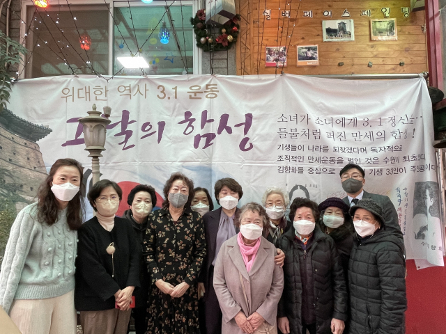 신현옥 한국치매미술치료협회장(왼쪽 네번째)과 전시에 참여한 어르신 및 지역 인사들이 기념 촬영을 하고 있다.