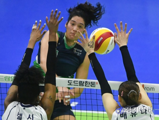 1일 수원실내체육관에서 열린 프로배구 V리그 여자부 현대건설 힐스테이트와 한국도로공사 하이패스의 경기. 현대건설 야스민이 공격하고 있다.조주현기자