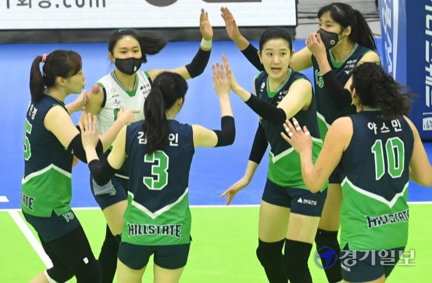 1일 수원실내체육관에서 열린 프로배구 V리그 여자부 현대건설 힐스테이트와 한국도로공사 하이패스의 경기. 현대건설 선수들이 파이팅을 하고 있다.조주현기자