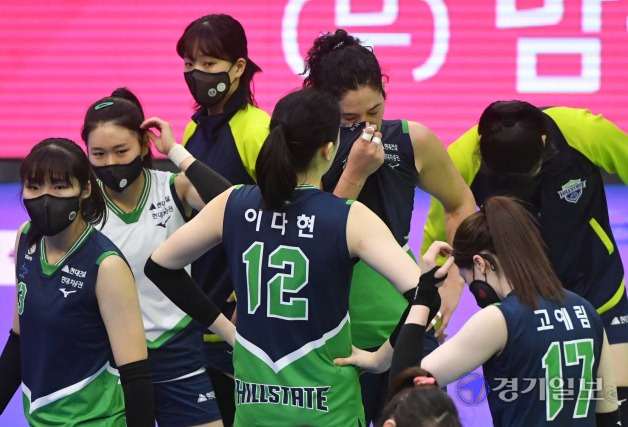 1일 수원실내체육관에서 열린 프로배구 V리그 여자부 현대건설 힐스테이트와 한국도로공사 하이패스의 경기. 우승을 확정짓지 못한 현대건설 선수들이 아쉬워하고 있다.조주현기자