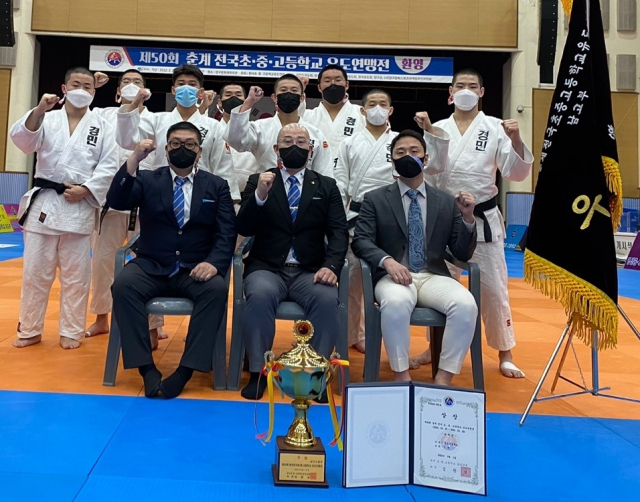 제50회 춘계전국초·중·고유도대회에서 남고부 단체전 우승을 차지한 의정부 경민고 선수단.경민고 제공