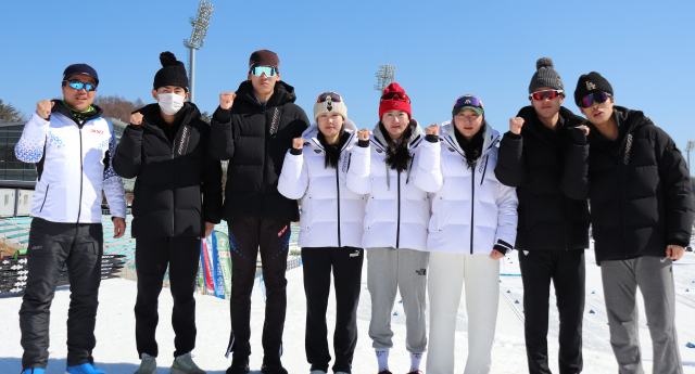 제103회 전국동계체전서 창단 최고의 성적을 거둔 경기도청 남녀 크로스컨트리 팀. 맨 왼쪽이 위재욱 감독.