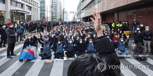파업 철회를 결정한 민주노총 전국택배노동조합 조합원들이 2일 오후 서울 중구 CJ대한통운 본사 앞에서 만세 삼창을 외치고 있다. 연합뉴스
