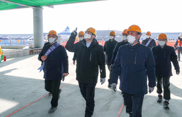 지난달 26일 인천공항 4단계 건설현장에서 열린 ‘인천공항 4단계 건설사업 중대재해 ZERO 선포식’에서 인천국제공항공사 김경욱 사장(가운데)이 4단계 건설현장 안전점검을 하고 있다.