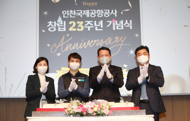 지난달 27일 인천국제공항공사 대강당에서 녈린 ‘인천국제공항공사 창립 제23주년 기념식’에서 인천국제공항공사 김경욱 사장(왼쪽 세번째)이 임직원과 기념촬영을 하고 있다.