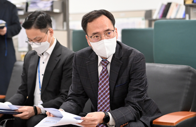 2일 인천 남동구 인천시청 기자실에서 조인권 일자리경제본부장이 인천e음 추진 성과와 개선 방안 등을 설명하고 있다. 인천시 제공