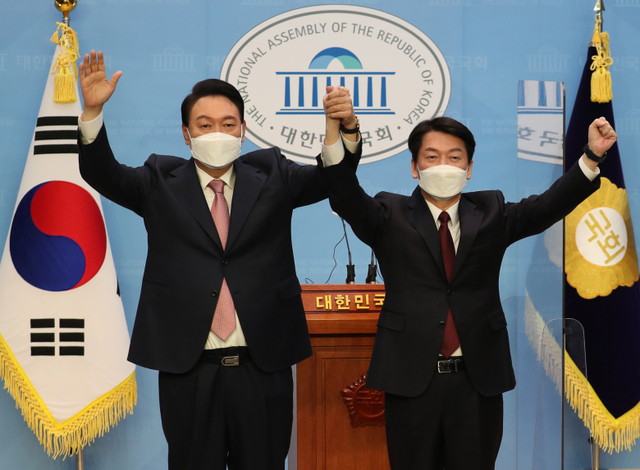 국민의힘 윤석열 대선 후보와 국민의당 안철수 대선 후보가 3일 오전 국회 소통관에서 단일화 기자회견을 마치며 포즈를 취하고 있다. 연합뉴스