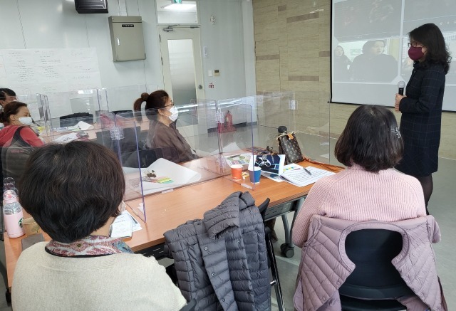 인천고령사회대응센터가 지난해 마련한 ‘50+인생캠프’ 선배시민 교육 프로그램에 참여한 시민들이 강연을 듣고 있다. 센터 제공