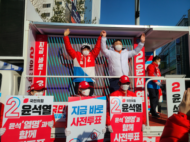 국민의힘 윤석열 대선후보와 국민의당 안철수 대선후보가 단일화를 선언한 3일 오후 인천 미추홀구 신기시장에서 국민의힘 이학재 전 의원과 국민의당 이현웅 인천시당위원장이 윤 후보의 지지를 호소하는 선거운동을 하고 있다. 이학재 전 의원 제공