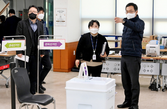 박남춘 인천시장이 3일 오후 제20대 대통령선거 사전투표를 1일 앞두고 효성2동 행정복지센터에서 투표소를 점검하고 있다. 인천시 제공
