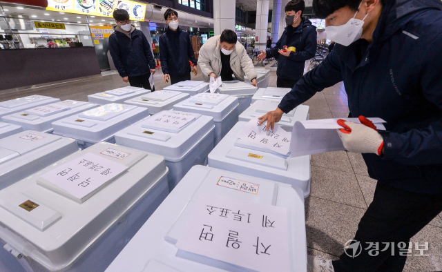 제20대 대통령선거 D-6인 3일 오전 인천 중구 인천항 연안여객터미널에서 인천시선거관리위원회 관계자들이 옹진군 섬지역으로 향할 투표함에 행선지를 붙이고 있다. 장용준기자