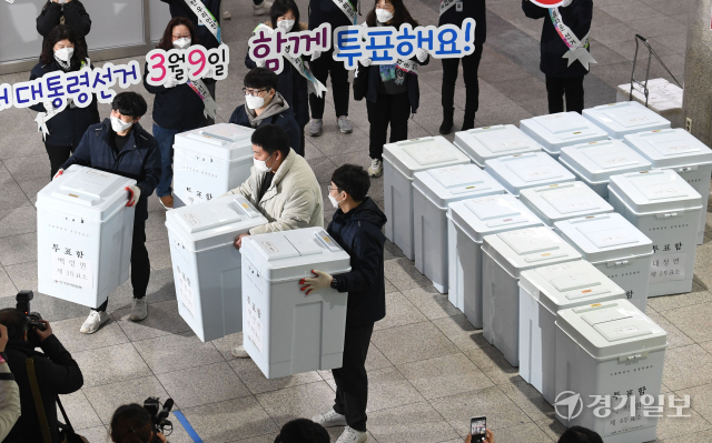 제20대 대통령선거 D-6인 3일 오전 인천 중구 인천항 연안여객터미널에서 인천시선거관리위원회 관계자들이 투표함을 백령도로 옮기기 위해 여객선 선착장으로 이동하고 있다. 장용준기자