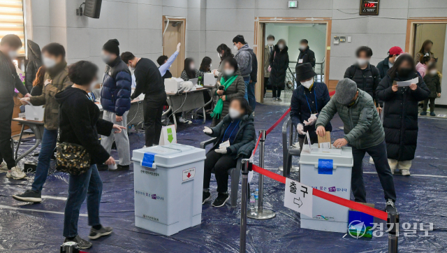 제20대 대통령 선거 사전투표 둘째 날인 5일 오전 성남시 서현 1동 사전투표소에서 시민들이 투표하고 있다. 12시 현재 전국 평균 투표율은 25.2%로 누적 투표자수는 1100만명을 돌파했다. 윤원규기자