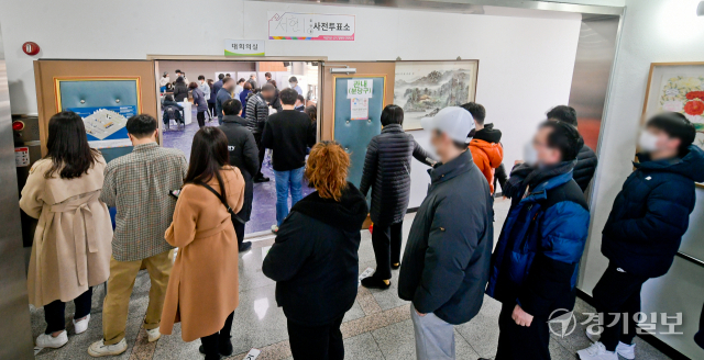 제20대 대통령 선거 사전투표 둘째 날인 5일 오전 성남시 서현 1동 사전투표소에서 시민들이 투표순서를 기다리고 있다. 12시 현재 전국 평균 투표율은 25.2%로 누적 투표자수는 1100만명을 돌파했다. 윤원규기자