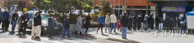 제20대 대통령 선거 사전투표 둘째 날인 5일 오전 성남시 서현 1동 사전투표소에서 시민들이 건물앞에서 줄을 서 기다리고 있다. 12시 현재 전국 평균 투표율은 25.2%로 누적 투표자수는 1100만명을 돌파했다. 윤원규기자