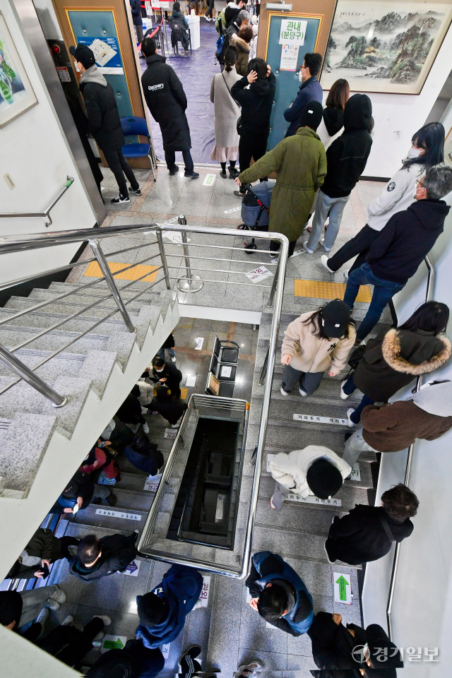 제20대 대통령 선거 사전투표 둘째 날인 5일 오전 성남시 서현 1동 사전투표소에서 시민들이 투표순서를 기다리고 있다. 12시 현재 전국 평균 투표율은 25.2%로 누적 투표자수는 1100만명을 돌파했다. 윤원규기자