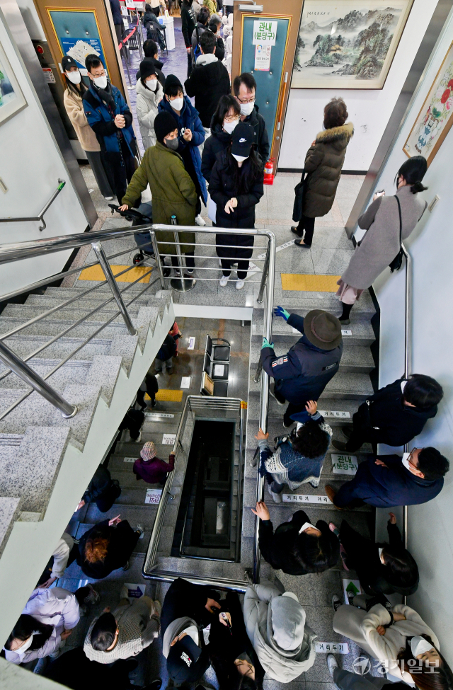 제20대 대통령 선거 사전투표 둘째 날인 5일 오전 성남시 서현 1동 사전투표소에서 시민들이 투표순서를 기다리고 있다. 12시 현재 전국 평균 투표율은 25.2%로 누적 투표자수는 1100만명을 돌파했다. 윤원규기자