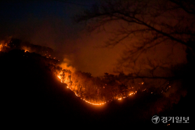 5일 오후 안산시 수리산 수암봉 자락이 산불로 불타고 있다. 이날 오후 1시 36분께 안산시 상록구 장상저수지 인근 수리산 수암봉 자락 창고에서 발생한 화재가 산으로 확대된 산불로 현재 안산시는 인력 944명과 장비 31대를 동원 대응하고 있다. 윤원규기자