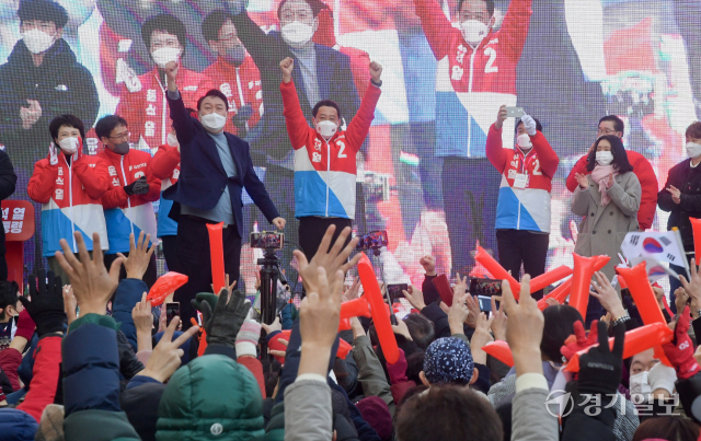 국민의힘 윤석열 대선 후보가 5일 오후 광주시 경안시장 앞 유세 현장에서 지지를 호소하고 있다. 윤원규기자
