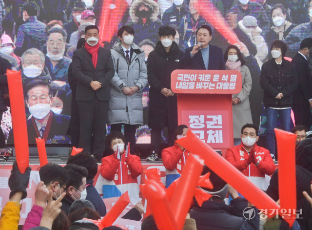 국민의힘 윤석열 대선 후보가 5일 오후 광주시 경안시장 앞 유세 현장에서 지지를 호소하고 있다. 윤원규기자