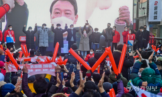 국민의힘 윤석열 대선 후보가 5일 오후 광주시 경안시장 앞 유세 현장에서 지지를 호소하고 있다. 윤원규기자