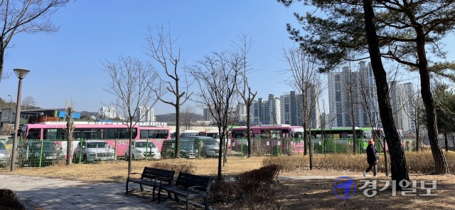 남양주시 별내동 862번지 부지가 버스임시차고지로 사용되면서 인근 주민들이 흙먼지 피해와 소음피해를 호소하고 있다. 주민들이 버스임시차고지 옆 산책로를 걷고 있다. 이대현기자