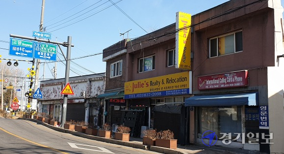 의정부 캠프 레드 크라우드 앞 향군클럽 일대가 근현대사 생활문화공간으로 조성된다. 향군클럽 일대 미군을 상대로 영업했던 영문간판 점포들이 문을 닫은 채 남아있다. 김동일기자