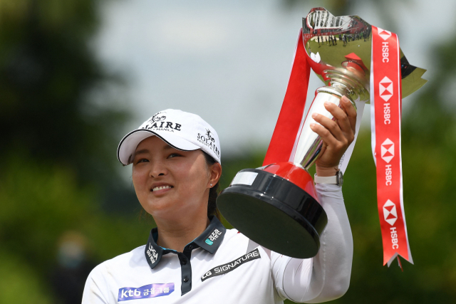 6일 싱가포르 센토사 골프클럽 탄종 코스(파72)에서 벌어진 LPGA투어 HSBC 위민스 월드챔피언십에서 15라운드 연속 60대 타수를 기록하며 우승한 고진영이 트로피를 들고 미소짓고 있다.AFP=연합뉴스