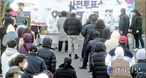지난 5일 오후 수원특례시 내 한 사전투표소에서 코로나19 확진·격리자들이 사전투표를 하기 위해 줄지어 대기하고 있다. 윤원규기자