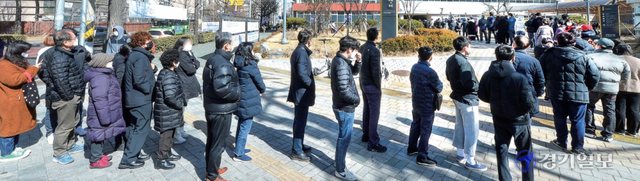 제20대 대통령선거 사전투표 이틀째인 5일 오전 인천 부평구 산곡4동 사전투표소가 차려진 인천북부교육문화센터 앞에서 길게 늘어선 시민들이 투표 순서를 기다리고 있다. 중앙선관위는 이번 사전투표에 전국 유권자 4천419만7천692명 중 1천632만3천602명이 참여해 역대 최고치인 36.93%의 투표율을 기록했다고 밝혔다. 장용준기자