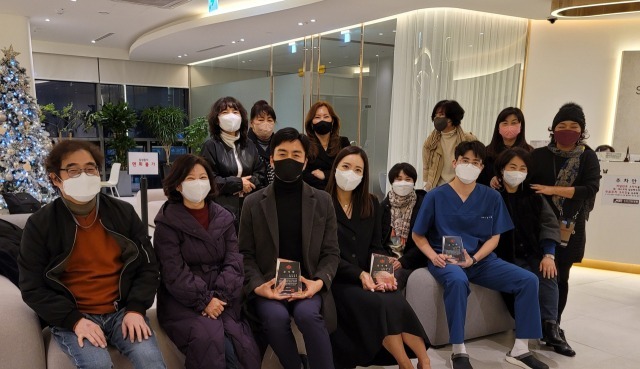 서정미 인천 연수구미술협회장과 회원들이 최근 송도한방병원을 찾아 엄기일 대표원장과 이강구 연수구의회 부의장 등에게 감사패를 전달하고 기념촬영을 하고 있다. 협회 제공