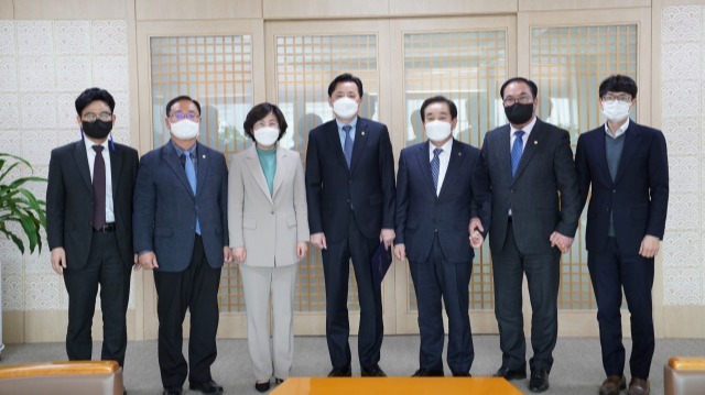 김보라 안성시장 등이 7일 국토부 회의실에서 황규성 국토부 2차관에게 수도권 내륙선 사전타당성 조사용역 조기착수 건의문을 전달하고 기념촬영을 하고 있다. 안성시 제공