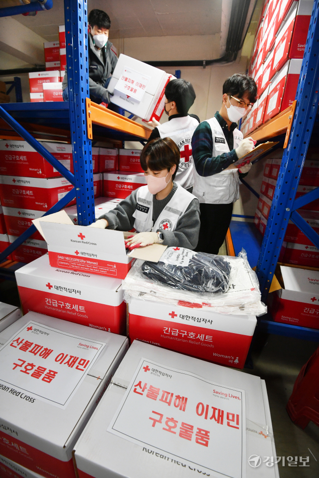 전국 곳곳에서 산불 피해가 잇따르는 가운데 7일 오후 수원특례시 대한적십자사 경기도지사에서 관계자들이 이재민 발생에 대비해 구호품을 점검하고 있다. 김시범기자