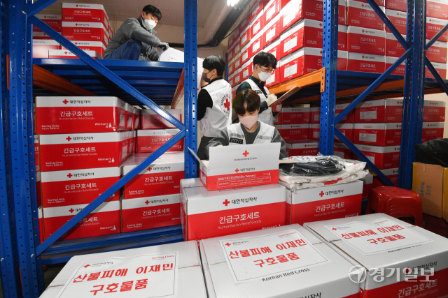 전국 곳곳에서 산불 피해가 잇따르는 가운데 7일 오후 수원특례시 대한적십자사 경기도지사에서 관계자들이 이재민 발생에 대비해 구호품을 점검하고 있다. 김시범기자