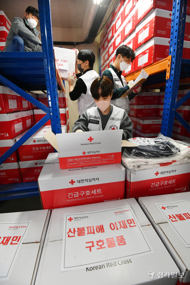 전국 곳곳에서 산불 피해가 잇따르는 가운데 7일 오후 수원특례시 대한적십자사 경기도지사에서 관계자들이 이재민 발생에 대비해 구호품을 점검하고 있다. 김시범기자
