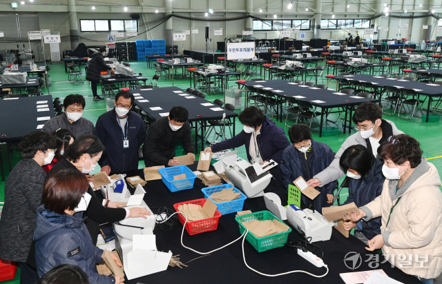 제20대 대통령선거를 이틀 앞둔 7일 오후 수원특례시 권선구 정현중보들테니스센터에 설치된 개표소에서 관계자들이 개표 장비 점검 및 교육을 하고 있다. 사전투표 당시 논란을 빚었던 코로나19 확진자 및 격리자의 투표 방법이 이날 확정되면서 각 지역 선거관리위원회는 투·개표 사무원들을 대상으로 관련 교육을 강화했다. 김시범기자