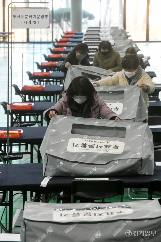 제20대 대통령선거를 이틀 앞둔 7일 오후 수원특례시 권선구 정현중보들테니스센터에 설치된 개표소에서 관계자들이 개표 장비 점검 및 교육을 하고 있다. 사전투표 당시 논란을 빚었던 코로나19 확진자 및 격리자의 투표 방법이 이날 확정되면서 각 지역 선거관리위원회는 투·개표 사무원들을 대상으로 관련 교육을 강화했다. 김시범기자