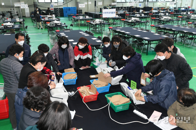 제20대 대통령선거를 이틀 앞둔 7일 오후 수원특례시 권선구 정현중보들테니스센터에 설치된 개표소에서 관계자들이 개표 장비 점검 및 교육을 하고 있다. 사전투표 당시 논란을 빚었던 코로나19 확진자 및 격리자의 투표 방법이 이날 확정되면서 각 지역 선거관리위원회는 투·개표 사무원들을 대상으로 관련 교육을 강화했다. 김시범기자