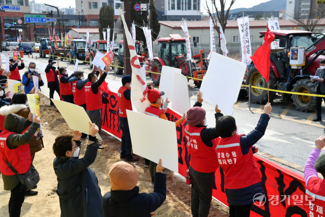 공공주택지구 전국연대 대책협의회 화성권역 주민들이 7일 오전 한국토지주택공사(LH) 화성사업본부 앞에서 신도시 사업지구 지정 철회 등을 요구하며 집회를 열고 있다. 이들은 수십여대의 트랙터, 트럭 등을 동원해 차량시위를 벌였다. 김시범기자