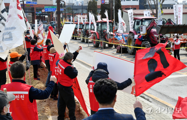 공공주택지구 전국연대 대책협의회 화성권역 주민들이 7일 오전 한국토지주택공사(LH) 화성사업본부 앞에서 신도시 사업지구 지정 철회 등을 요구하며 집회를 열고 있다. 이들은 수십여대의 트랙터, 트럭 등을 동원해 차량시위를 벌였다. 김시범기자
